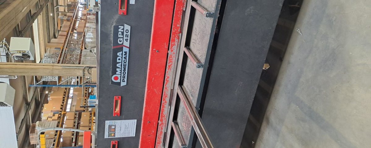CISAILLE GUILLOTINE AMADA TYPE GPN 420 FACE